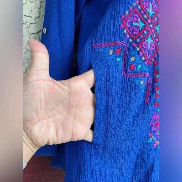 Caleooa women’s long sleeve button down blue embroidered with pockets shirt sz M - Picture 6 of 7